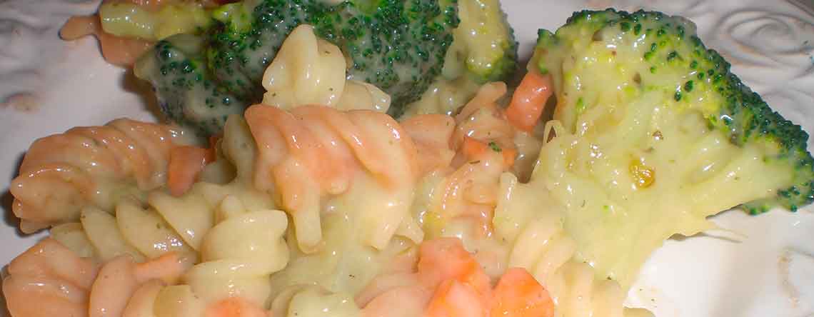 Ostesauce med broccoli og gulerødder
