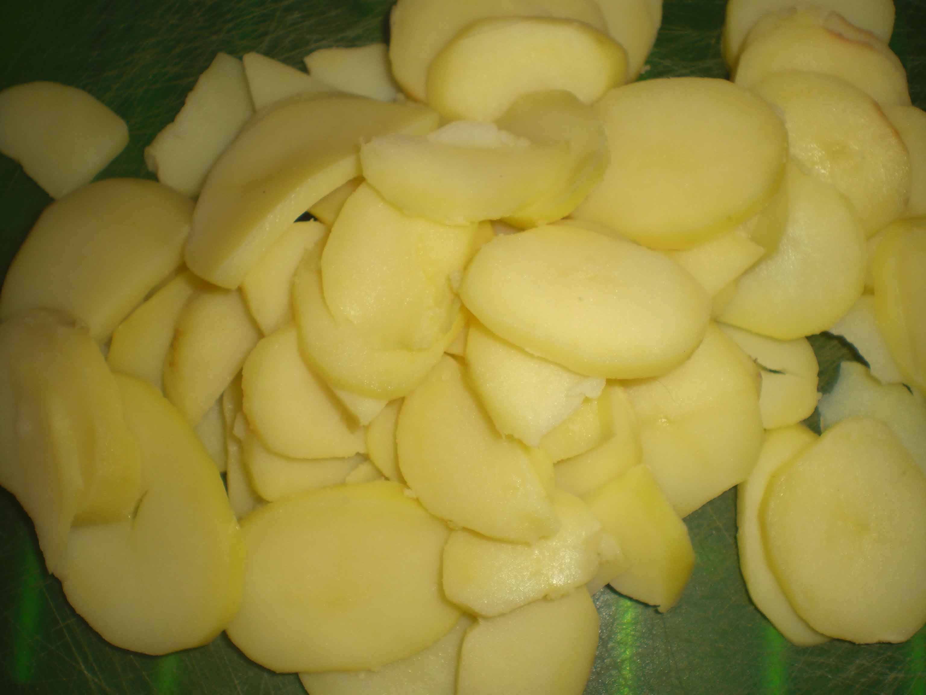 Skær kartoflerne i skiver.
