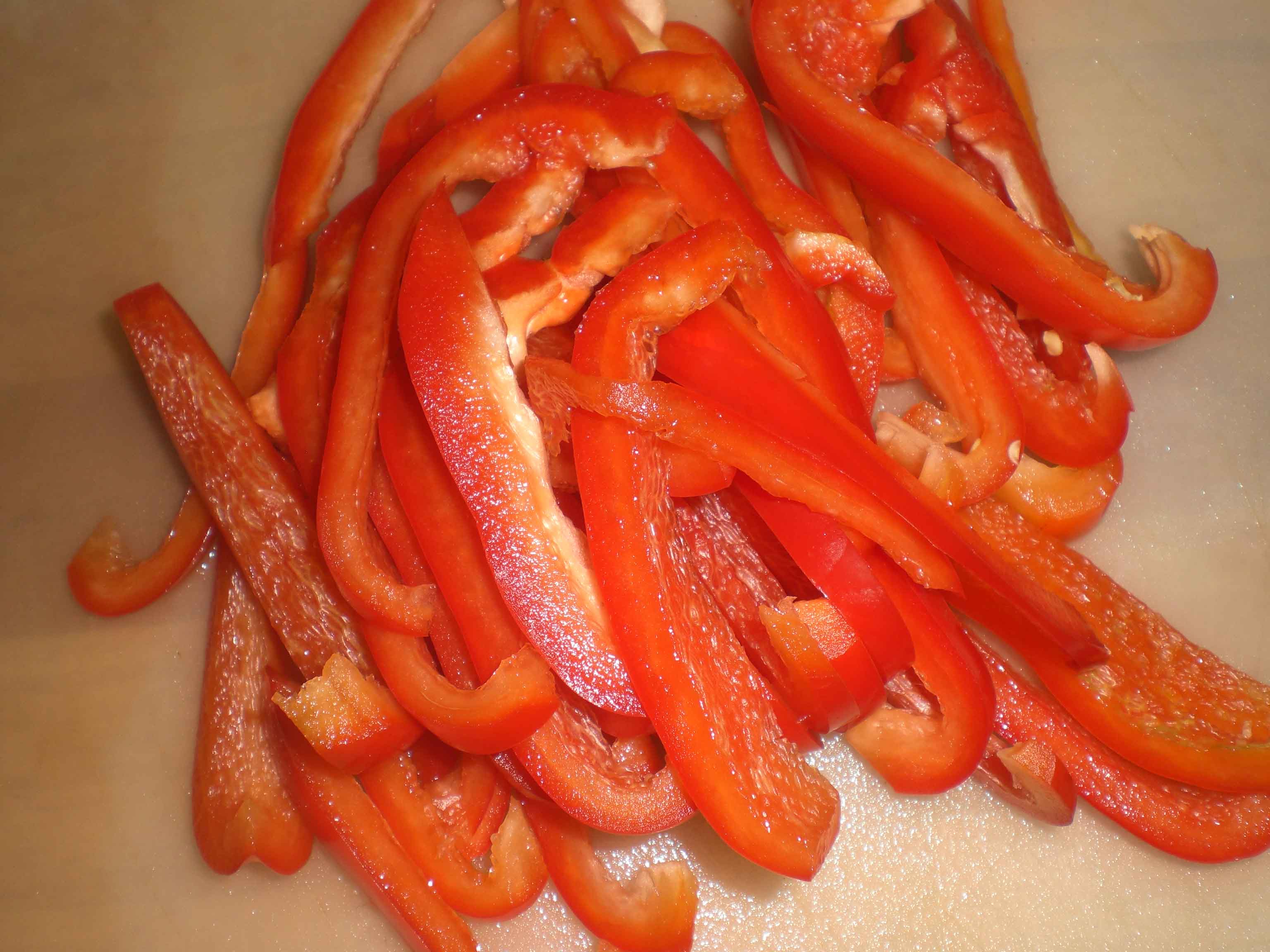 Skær peberfrugt i strimler.