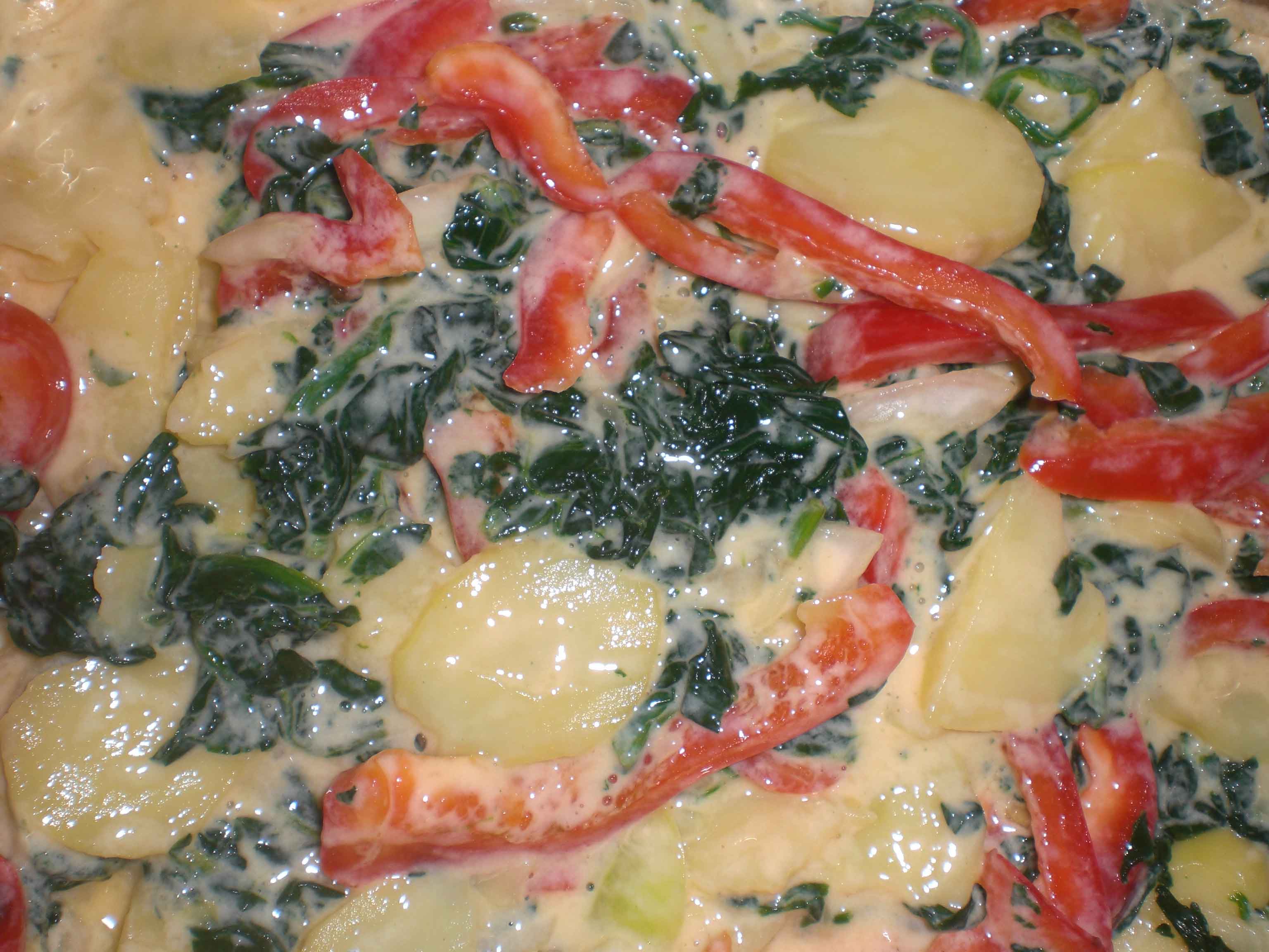 Hæld fromage frais-blandingen over grøntsagerne.