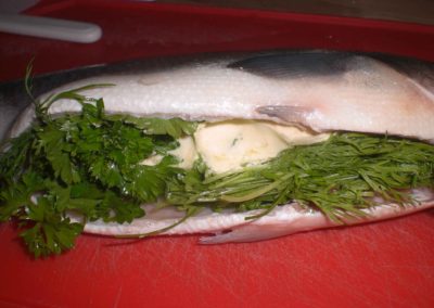 Fyld fisken med margarine og krydderurter.