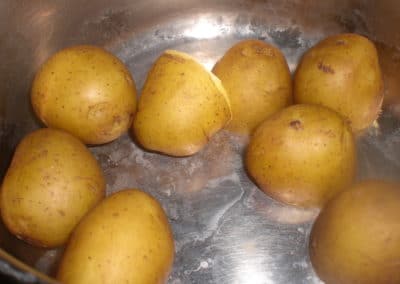 Forkog kartoflerne i 5-10 minutter