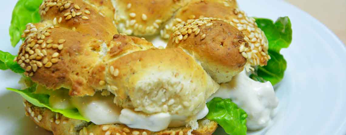 Tyrkiske bagels – Simit – med kyllingesalat