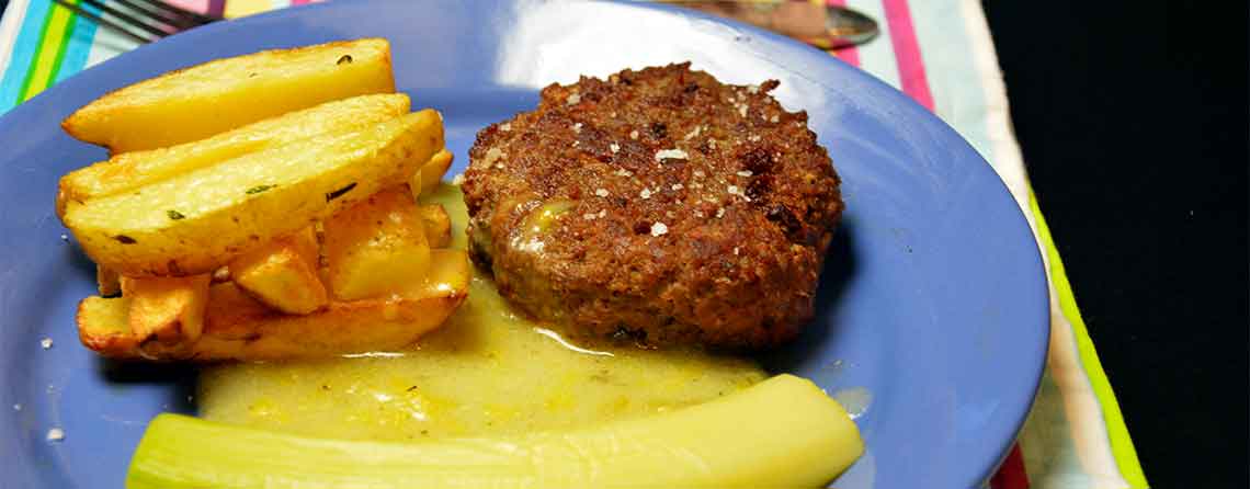 Bøf og ost med porre-timiansovs og hjemmelavede pommes frites