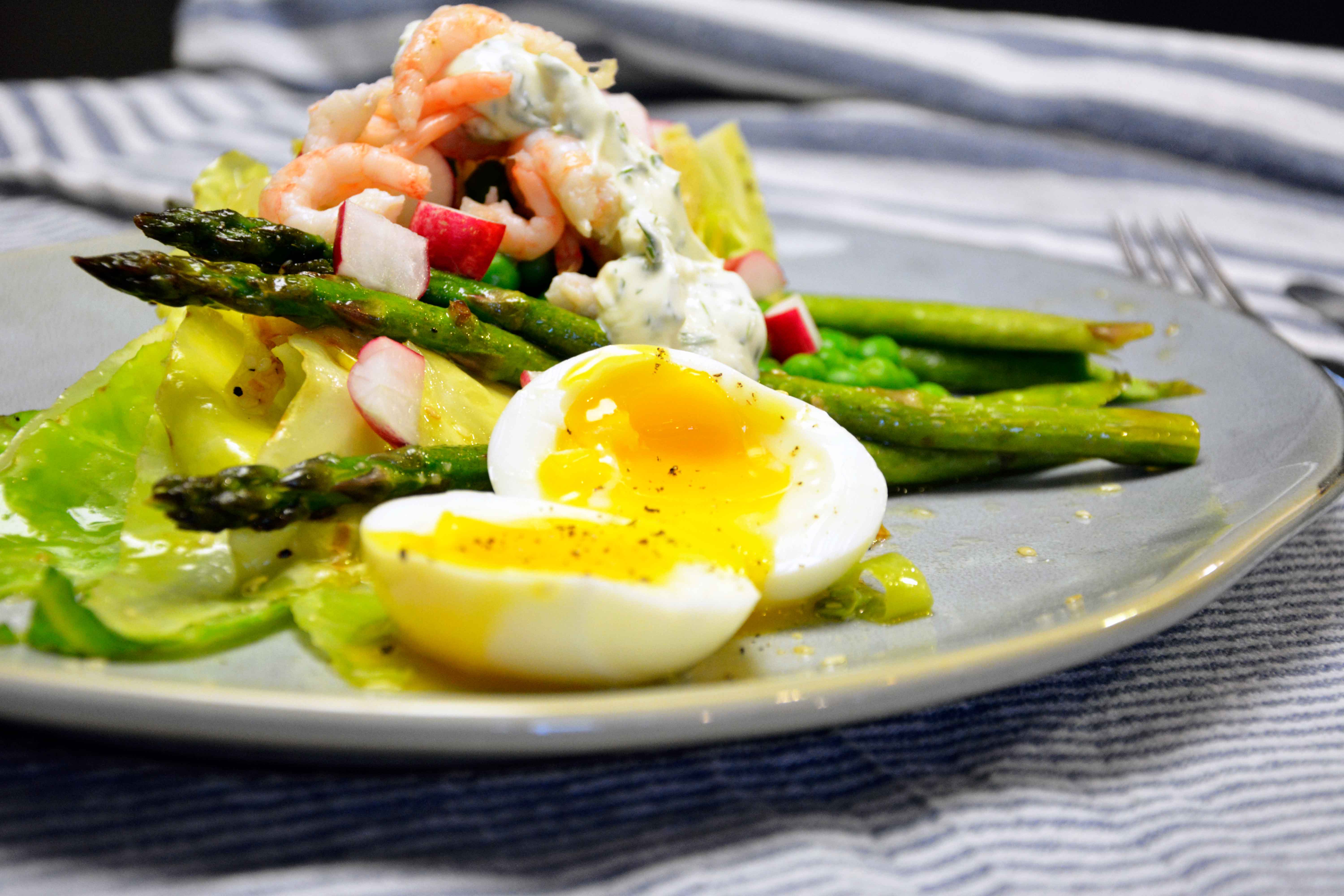 Salat med grillet spidskål, asparges og rejer