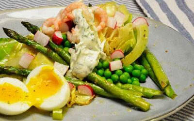 Salat med grillet spidskål, asparges og rejer