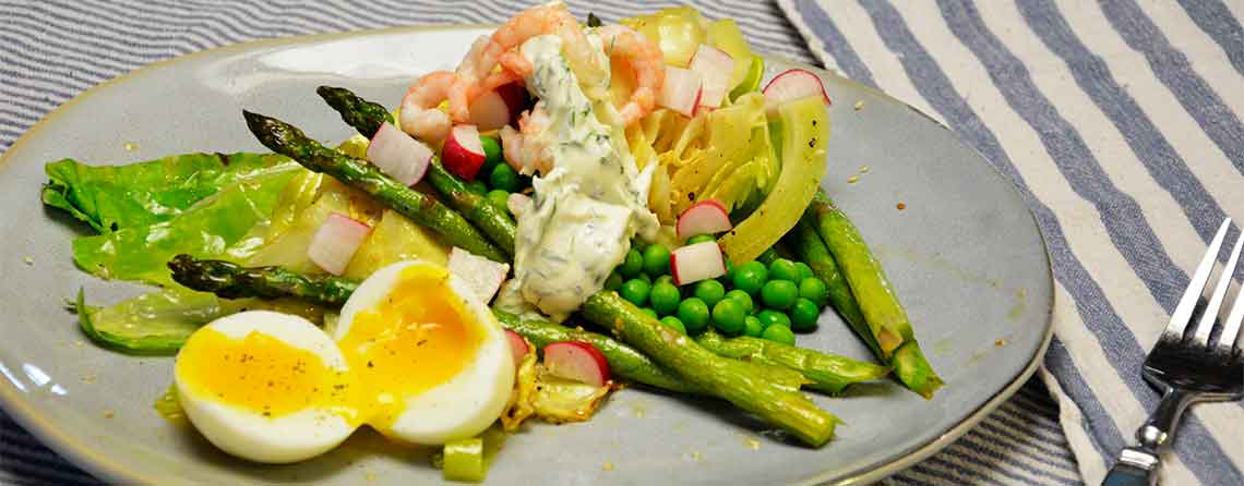 Salat med grillet spidskål, asparges og rejer